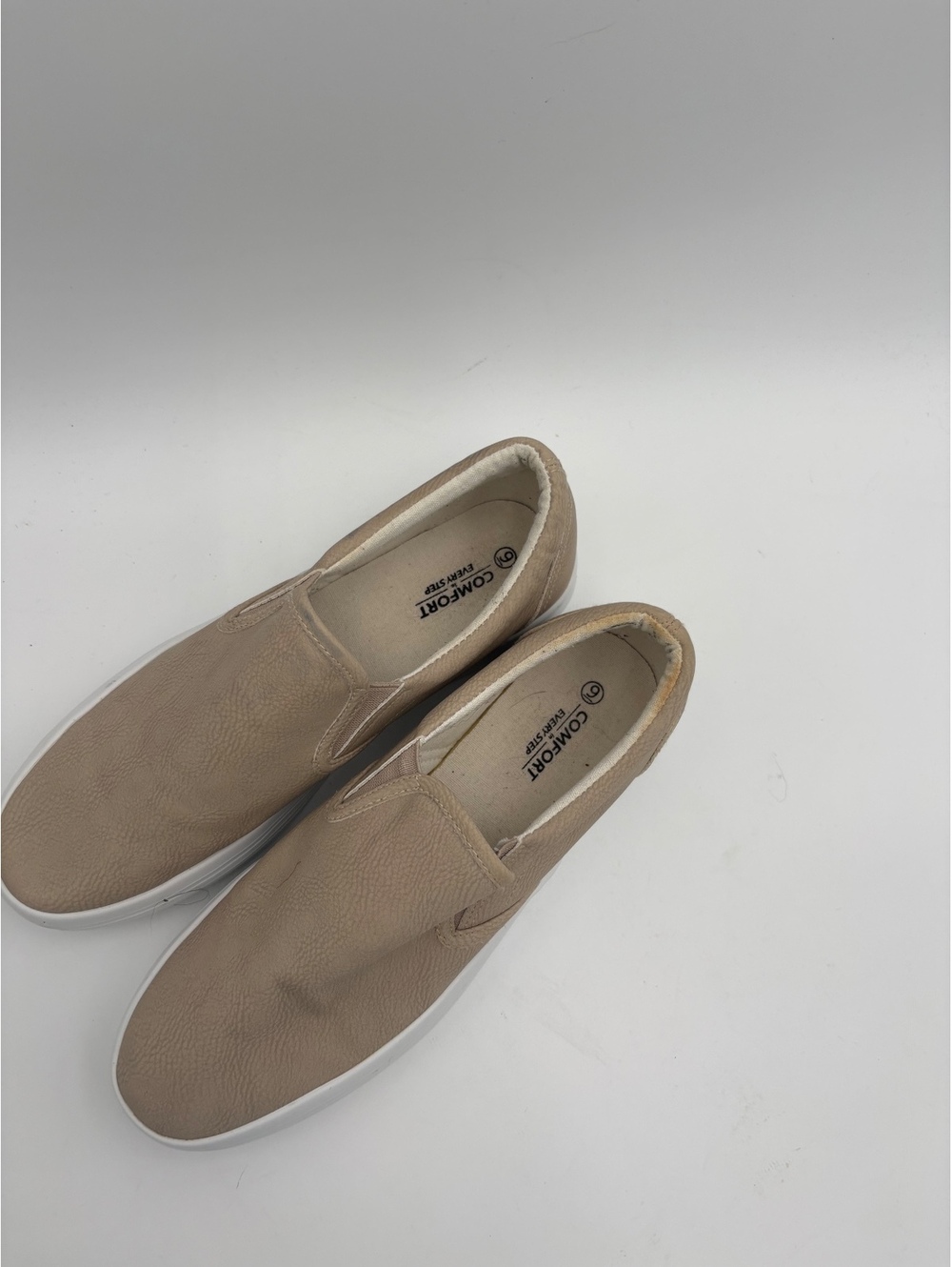 Comfort Every Step Womans 9 Slip-On Casual Shoes in Beige with White Sole - Picture 5 of 9